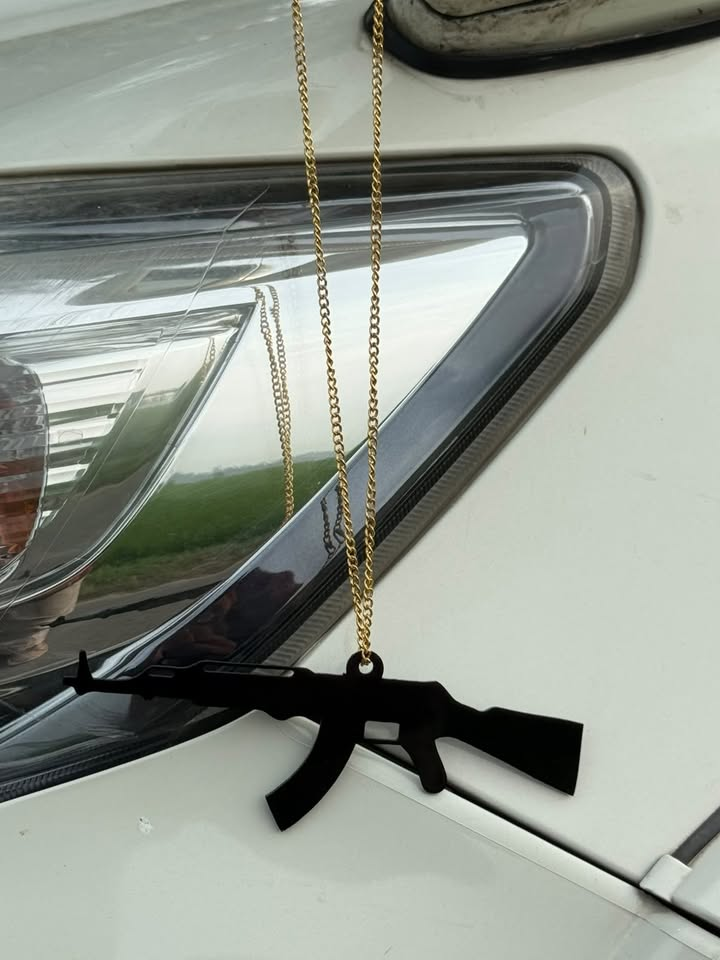 Black rifle-shaped car hanging accessory