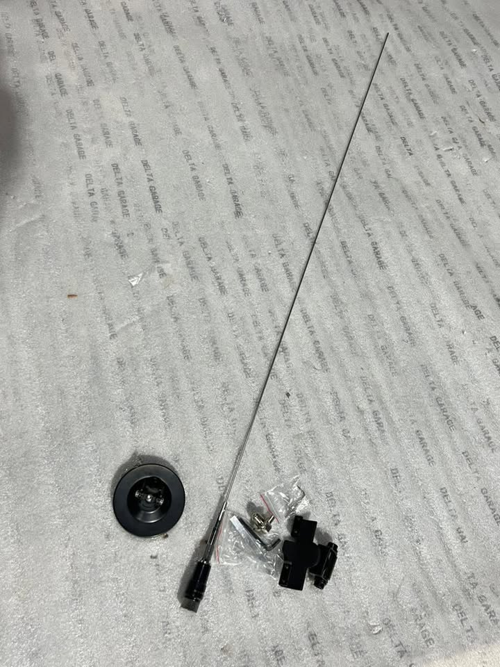 Magnetic antenna fitted to a vehicle